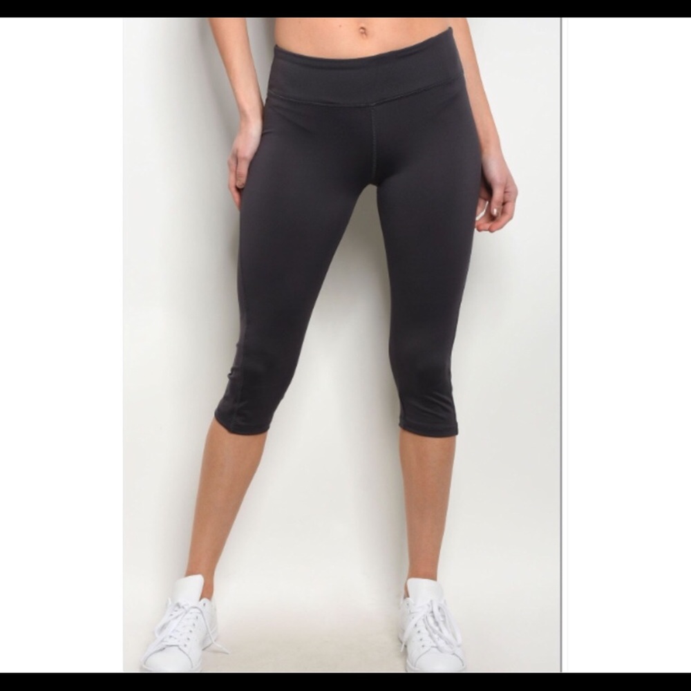 🔥NEW! SMALL LEFT - Charcoal Capri Yoga Pants - Picture 3 of 5